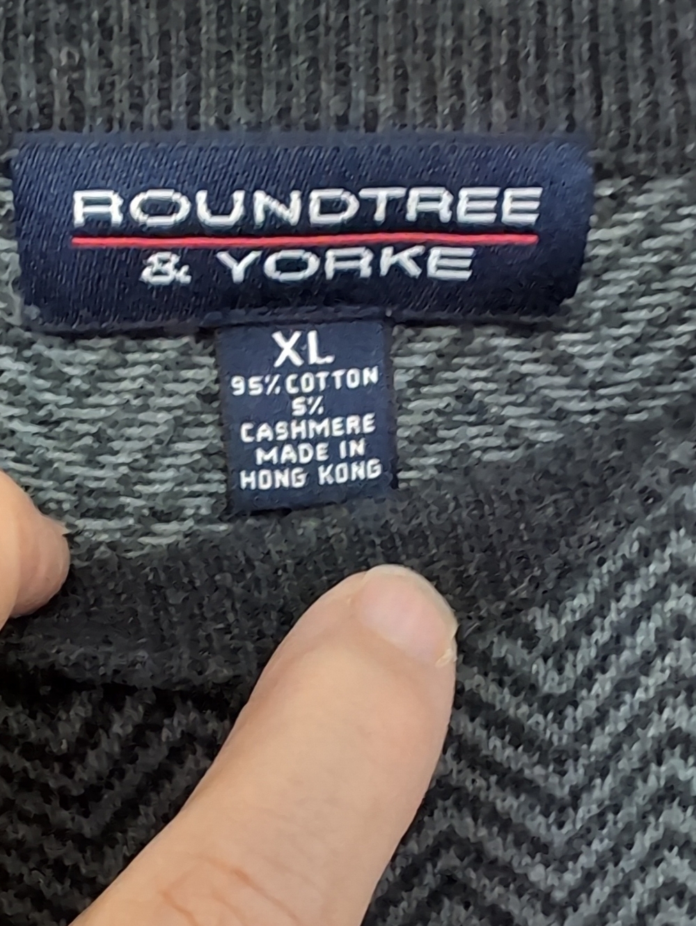 Roundtree & Yorke Men’s Gray Chevron Crewneck Sweater